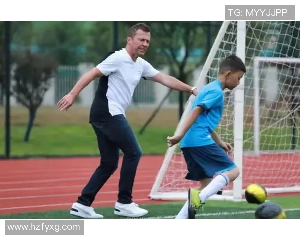 足球巨星背影中的坚持与梦想如何成就传奇人生